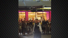 Άνδρας στην Κύπρο χορεύει φορώντας στο κεφάλι  μία... ψησταριά με κοντοσούβλια που ψήνονται - Δείτε βίντεο