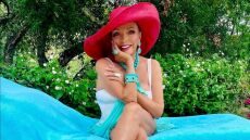 Η 92χρονη Τζόαν Κόλινς σκέφτεται να συμμετάσχει στη συνέχεια της ταινίας «Murder Between Friends» - Η φωτογραφία από τις διακοπές της