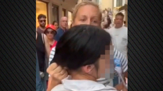 Τουρίστρια στη Βενετία έπιασε 14χρονη κλέφτρα πορτοφολιών - Την κρατούσε από τα μαλλιά μέχρι να τη συλλάβει η αστυνομία, δείτε βίντεο