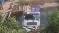 Σέρρες: Βυτιοφόρο έπεσε σε αρδευτικό κανάλι στην εθνική οδό προς Νιγρίτα - Πυροσβέστες απεγκλώβισαν τον οδηγό