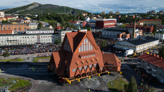 Μετακομίζει η ιστορική ξύλινη εκκλησία της Κιρούνα - Οι Σουηδοί την φόρτωσαν σε πλατφόρμες, δείτε βίντεο και φωτογραφίες
