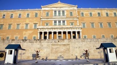 Δύο φορές επιτέθηκε στους Εύζωνες ο αλλοδαπός που απελαύνεται, λέει το υπουργείο Μετανάστευσης