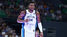 Ασταμάτητος στην πρώτη φετινή του εμφάνιση με την Ελλάδα ο Αντετοκούνμπο - Τι έκανε σε 15 λεπτά κόντρα στη Λετονία - Βίντεο 