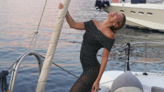 Η Κλέλια Ανδριολάτου ποζάρει με ημιδιάφανο φόρεμα στη θάλασσα - Δείτε φωτογραφίες