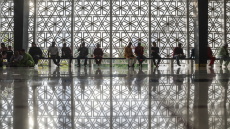 Πολιτεία της Μαλαισίας απειλεί με φυλάκιση άνδρες που δεν πάνε στο τζαμί για την προσευχή της Παρασκευής