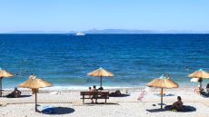 MyCoast: «Σύννεφο» οι καταγγελίες για καταλήψεις, ναυαγοσώστες και παρανομίες σε παραλίες - Οι πρωταθλητές της αυθαιρεσίας