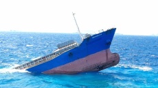 Σχεδιάζεται η ρυμούλκηση του βυθισμένου φορτηγού πλοίου «MN Kostas» - Πώς αποφεύχθηκε η οικολογική καταστροφή