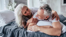 Καλύτερη ερωτική ζωή μετά τα 50 – Οι επιστήμονες του Χάρβαρντ συμβουλεύουν