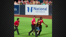 Χαμός σε αγώνα μπέιζμπολ: Σεκιουριτάδες έκαναν άγριο «τάκλιν» σε ανήλικο που μπήκε στο γήπεδο - Τους αποδοκίμασαν οι θεατές