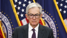 Επιτόκια: Προς μείωση 0,25% η Fed – Γιατί ο Πάουελ κρατά χαμηλούς τόνους