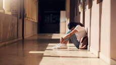 1 στους 5 εφήβους με σοβαρή ακμή αναπτύσσει συμπτώματα κατάθλιψης