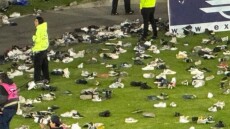 Πρωτοφανής διαμαρτυρία στην Κολομβία: Οπαδοί της Μιγιονάριος πέταξαν παπούτσια στο γήπεδο - Βίντεο