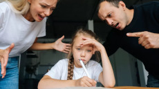 Υπερπροστατευτικοί γονείς: Πώς η αγάπη μπορεί να γίνει παγίδα για την εξέλιξη των παιδιών