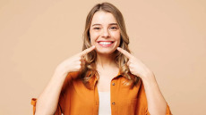 Τι αποκαλύπτει το χρώμα των δοντιών για την υγεία μας