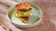 Τραχανόπιτα με κολοκυθάκια και βασιλικό