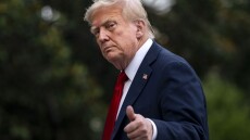 Εκτελεστικό διάταγμα για ποινικές διώξεις κατά όσων καίνε την αμερικανική σημαία από τον Τραμπ - Μέχρι και απέλαση για τους μετανάστες