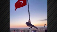 Αντιδράσεις στην Τουρκία με βίντεο που δείχνει τουρίστρια να κάνει pole dancing σε στύλο με την τουρκική σημαία 