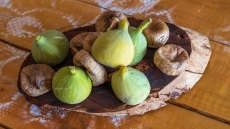 Πώς αποξηραίνουμε και αποθηκεύουμε τα σύκα του καλοκαιρού