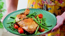 Κοτόπουλο με ντοματίνια και αμπελοφάσουλα στο τηγάνι