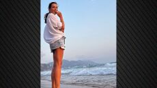 Ο Σάκης Ρουβάς φωτογραφίζει την Κάτια Ζυγούλη στην Κέρκυρα