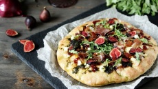 16 αλμυρές συνταγές με καλοκαιρινά φρούτα – Από πίτσα και σουβλάκια μέχρι λαδερά και ντολμαδάκια