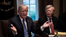 Διαβαθμισμένα έγγραφα ψάχνει το FBI που εισέβαλε στο σπίτι του Τζον Μπόλτον - Πώς από συνεργάτης έγινε… εχθρός του Τραμπ