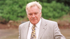 Ο Φρέντι Σταρ πέθανε μόνος του και χωρίς περιουσία - Ένας άγνωστος άντρας ανέλαβε τα έξοδα της κηδείας του
