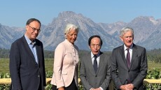 Επικίνδυνο να υπονομεύεται η ανεξαρτησία των κεντρικών τραπεζών, λέει η Λαγκάρντ με το «βλέμμα» στον Τραμπ
