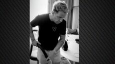 Ο Γιώργος Μαζωνάκης βάζει σκούπα στο σπίτι του - «Σαββατογενική» έγραψε σε βίντεο που δημοσίευσε