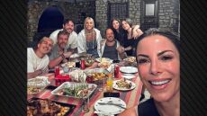 Χάρης Βαρθακούρης: Η φωτογραφία με τον Γιάννη Πάριο και την οικογένειά του από την Πάρο
