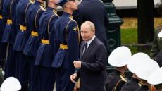 Σκληρό πόκερ από τον Πούτιν: Δηλώνει... εγγυητής για την Ουκρανία και προσθέτει όρους για τη λήξη του πολέμου