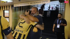 AEK: Οι αγκαλιές του Ηλιόπουλου στους παίκτες και η αποθέωση στο τέλος - Η παρακάμερα από τη νίκη επί του Πανσερραϊκού - Βίντεο
