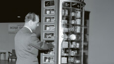 Η ιστορία των αυτόματων πωλητών και η περίπτωση της Ελλάδας - Από γάλα και λάδι μέχρι σαμπάνιες και ράβδους χρυσού