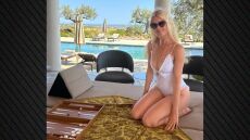 Η Κλόντια Σίφερ γιορτάζει τα γενέθλιά της στην Ελλάδα - Έκλεισε τα 55