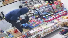 Συνελήφθη 24χρονος που «χτυπούσε» μίνι μάρκετ στη Νέα Σμύρνη - Δείτε βίντεο από τη δράση του