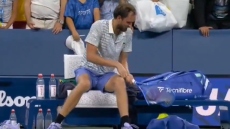 US Open: O Mεντβέντεφ έγινε έξαλλος και έσπασε τη ρακέτα του μετά τον αποκλεισμό - Δείτε βίντεο
