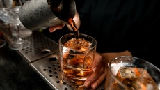 Γιατί ο πάγος στα bar είναι τόσο διάφανος ενώ στο σπίτι θολώνει;