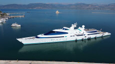 Στο Ναύπλιο το super yacht «Yas» της βασιλικής οικογένειας των Ηνωμένων Αραβικών Εμιράτων, δείτε βίντεο