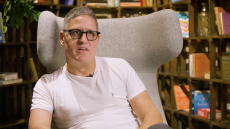 Σε σταθερή κατάσταση νοσηλεύεται ο Tom Greenwood μετά το ατύχημα με γουρούνα στη Μύκονο