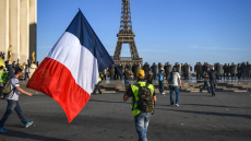 Υπό κατάρρευση η κυβέρνηση στη Γαλλία - Ετοιμάζονται μεγάλες διαδηλώσεις αλά Κίτρινα Γιλέκα τον Σεπτέμβριο