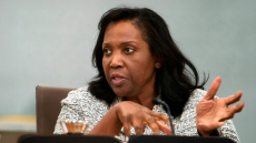 Η Λίζα Κουκ προσφεύγει στη δικαιοσύνη αφού ο Τραμπ την απέλυσε από τη Fed 