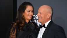 Έμα Χέμινγκ για την απόφαση να μείνει ο Μπρους Γούιλις σε ξεχωριστό σπίτι: Βοηθάει τις κόρες μας να προετοιμαστούν για τον θάνατό του