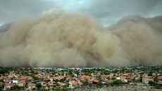 Η στιγμή που τεράστιο τείχος σκόνης «καταπίνει» περιοχές του Φοίνιξ - Δείτε βίντεο