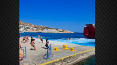 Σίκινος: Λιμενικοί προσπαθούν να σταματήσουν τους «απονεριστές» που βουτούν πίσω από τα πλοία που φεύγουν - Δείτε βίντεο