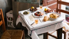 Κάτω στον Περαιά: Ένα μωσαϊκό γεύσεων από το λιμάνι ώς το Χατζηκυριάκειο
