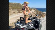 Η Στέλλα Μάξγουελ κάνει διακοπές στην Ελλάδα και ποζάρει σε γουρούνα - Δείτε φωτογραφίες
