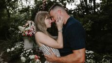 Η Τέιλορ Σουίφτ και ο Τράβις Κέλσι αρραβωνιάστηκαν μετά από δύο χρόνια σχέσης