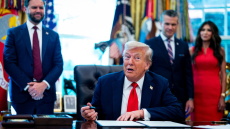 Ο Τραμπ λέει πως πολλοί Αμερικανοί θα ήθελαν να έχουν δικτάτορα - «Στέλνεις τον στρατό και αντί να σε συγχαρούν, σε κατηγορούν»