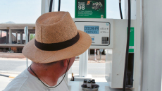 Η κερδοσκοπία των διακοπών: Tο πετρέλαιο πέφτει αλλά... πάνω από €2 η βενζίνη στα νησιά