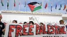Πανό για τη Γάζα ξεδίπλωσαν διαδηλωτές στην έναρξη του κινηματογραφικού φεστιβάλ της Βενετίας 